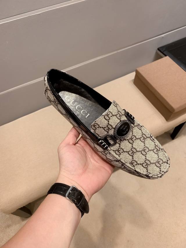 实价 ，品牌gucci，古奇官方同步豆豆鞋～四季潮鞋 专柜品质，古奇1:1优质做工，鞋面:进口原版牛皮、全真不掉色羊里，时尚懒人商务风设计，休闲乐福款，跑步鞋青